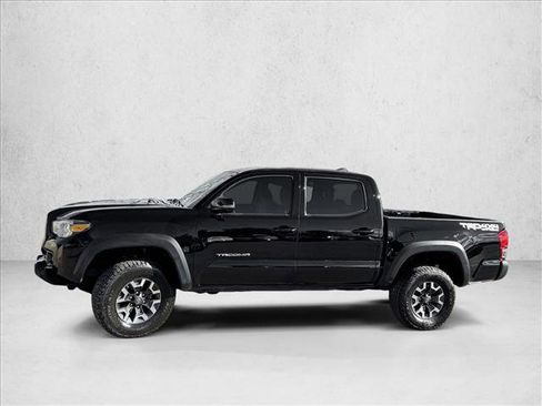 Used 2017 Toyota Tacoma TRD Off-Road w/ Premium & Technology Package AWD/4WD image 4