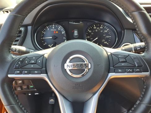 Used 2017 Nissan Rogue SV w/ SV Premium Package AWD/4WD image 6