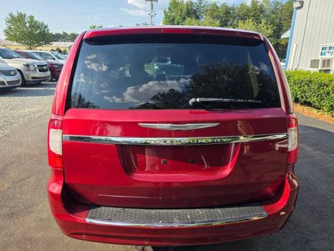 Used 2014 Chrysler Town & Country Touring-L FWD image 6