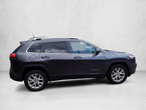 Used 2016 Jeep Cherokee Latitude w/ Cold Weather Group AWD/4WD image 9