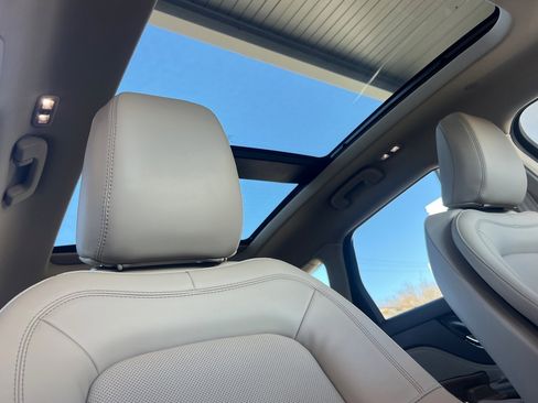 Certified 2022 Lincoln Corsair Grand Touring image 17