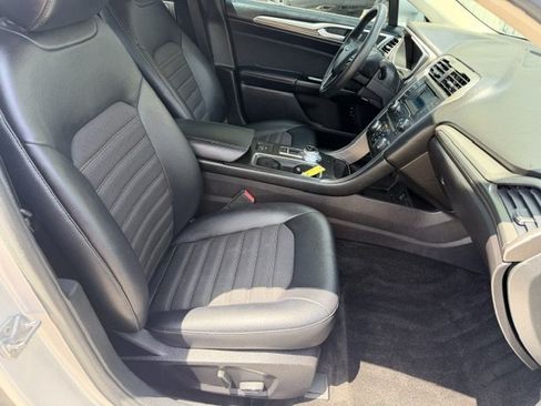 Used 2017 Ford Fusion SE w/ Equipment Group 601A FWD image 17
