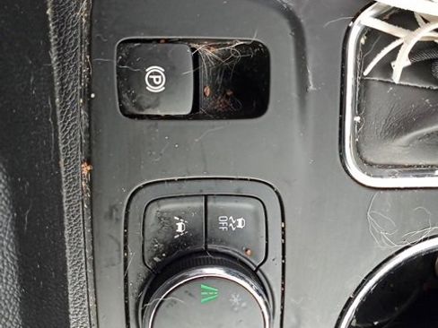 Used 2021 Chevrolet Traverse LT image 18