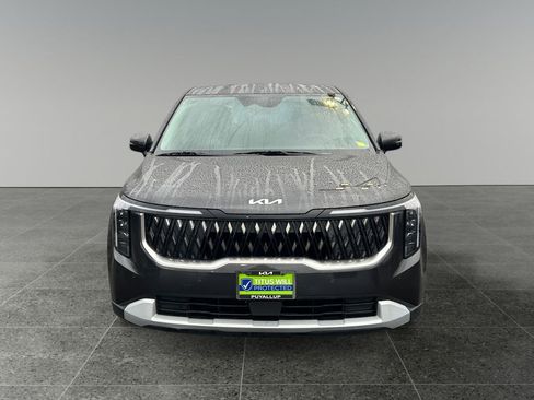 Used 2025 Kia Carnival image 2