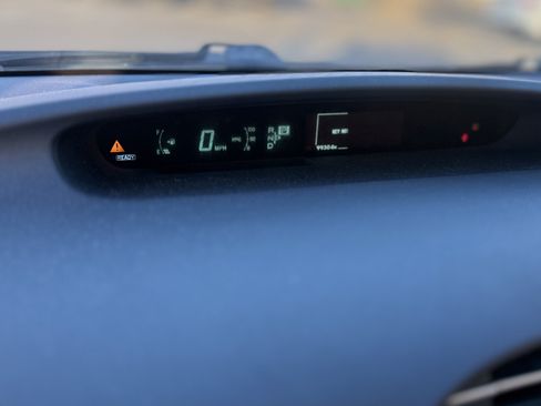 Used 2015 Toyota Prius Five FWD image 24