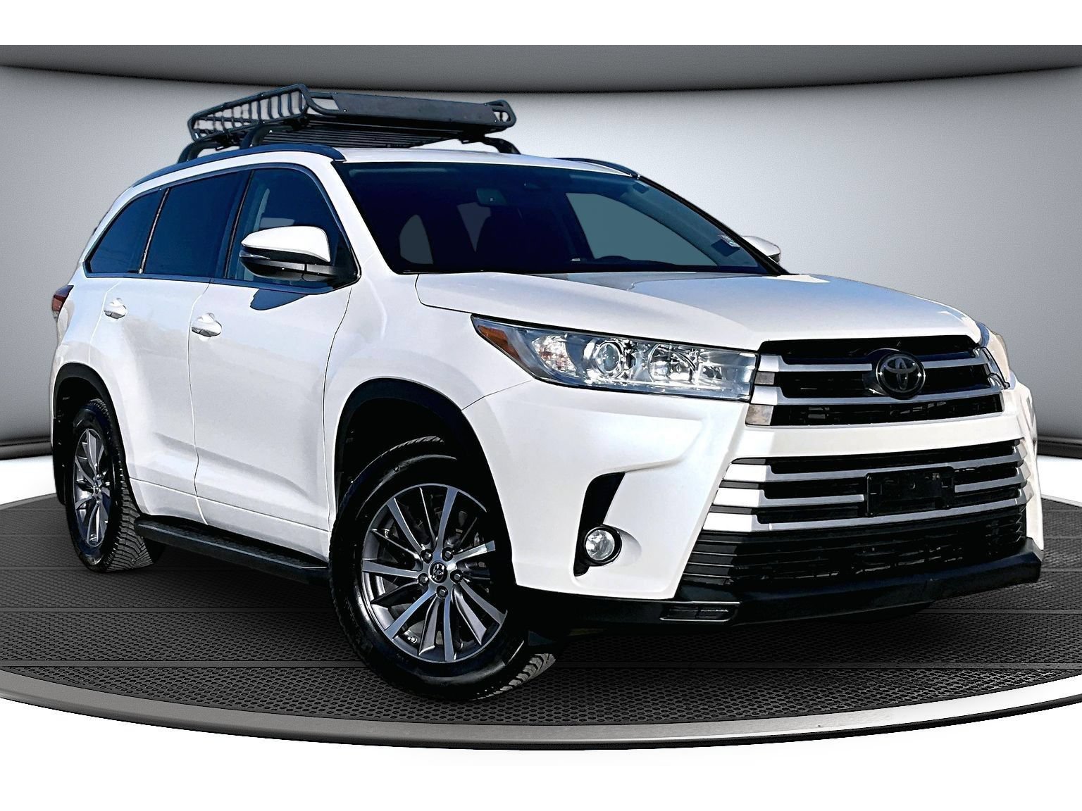 Used 2017 Toyota Highlander XLE w/ Carpet Mat Package AWD/4WD image 2