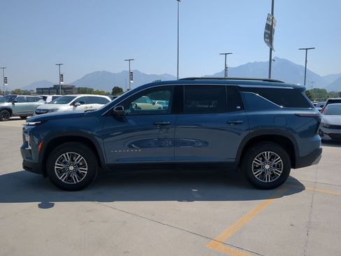 Used 2024 Chevrolet Traverse LT w/ Trailering Package FWD image 3