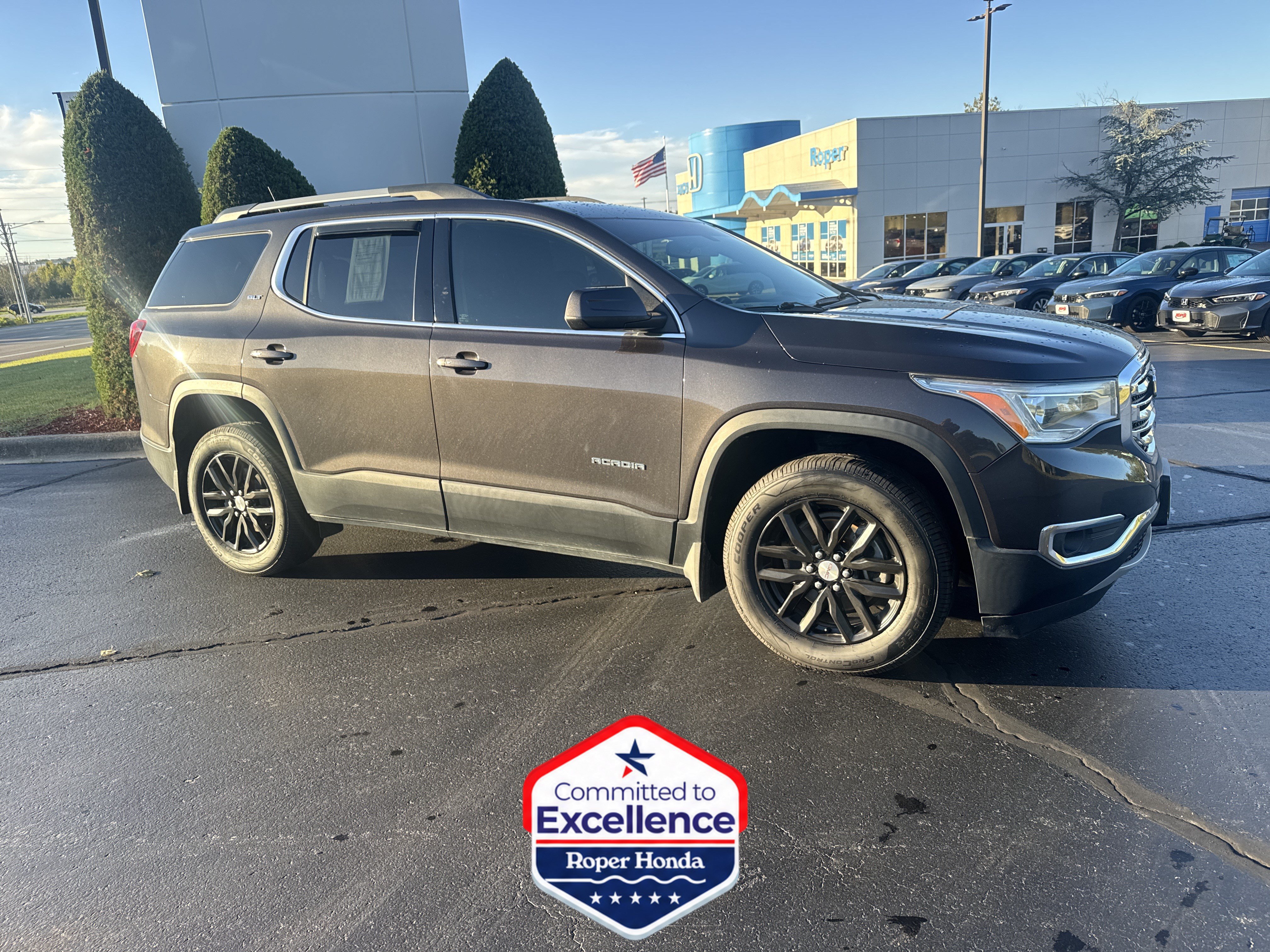 Used 2019 GMC Acadia SLT AWD/4WD image 1