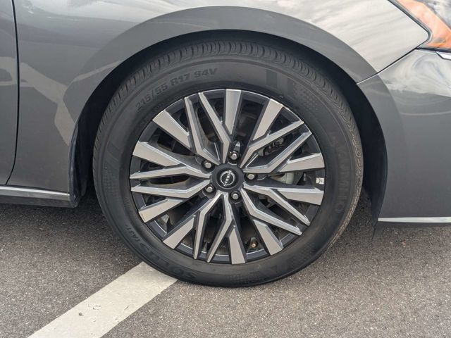 Used 2025 Nissan Altima 2.5 SV FWD image 11