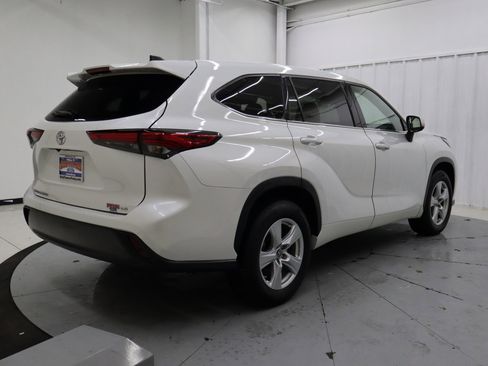 Used 2022 Toyota Highlander LE image 4