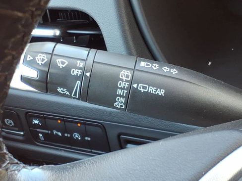 Used 2023 GMC Yukon XL SLT image 15