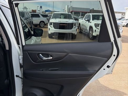 Used 2018 Nissan Rogue SV image 39