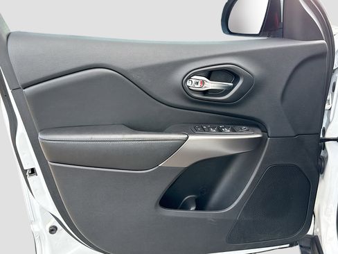 Used 2019 Jeep Cherokee Latitude Plus w/ Comfort/Convenience Group image 21