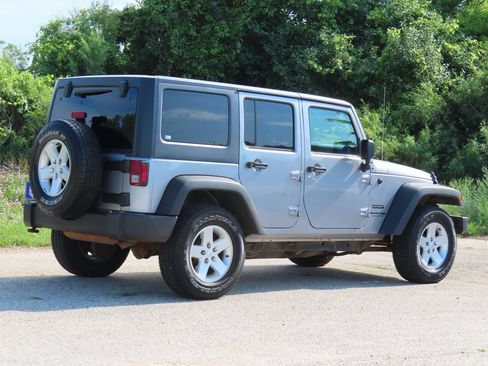 Used 2018 Jeep Wrangler Unlimited Sport S AWD/4WD image 3
