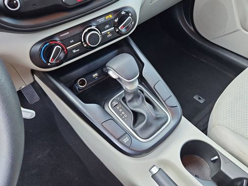 Used 2025 Kia Soul LX FWD image 18