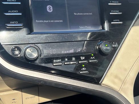 Used 2018 Toyota Camry XLE FWD image 13