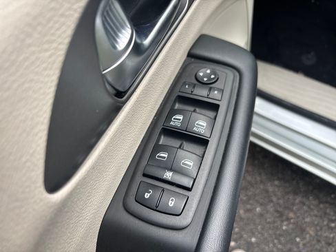 Used 2023 Chrysler Pacifica Touring-L FWD image 18