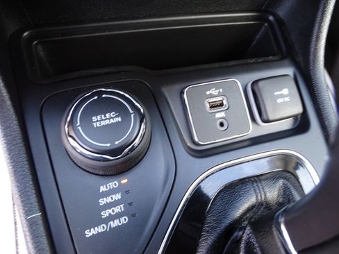 Used 2020 Jeep Cherokee Limited w/ Luxury Group AWD/4WD image 35