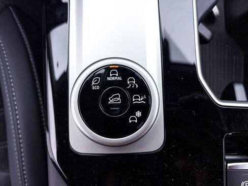 New 2026 Mitsubishi Outlander SE image 18