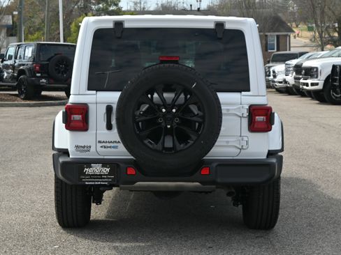Used 2025 Jeep Wrangler Sahara image 12