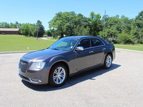 Used 2016 Chrysler 300 C RWD image 2