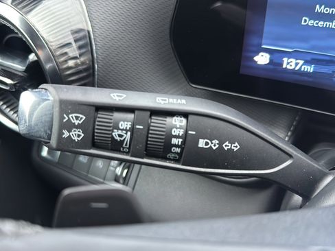 Used 2025 Chevrolet Equinox LT w/ Convenience Package II image 31