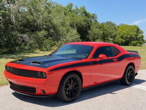 Used 2017 Dodge Challenger SXT Plus image 1