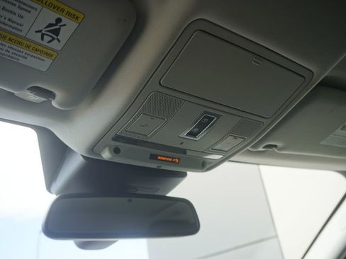 Used 2019 Land Rover Range Rover Evoque SE image 16