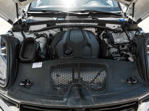 Used 2024 Porsche Macan AWD/4WD image 45