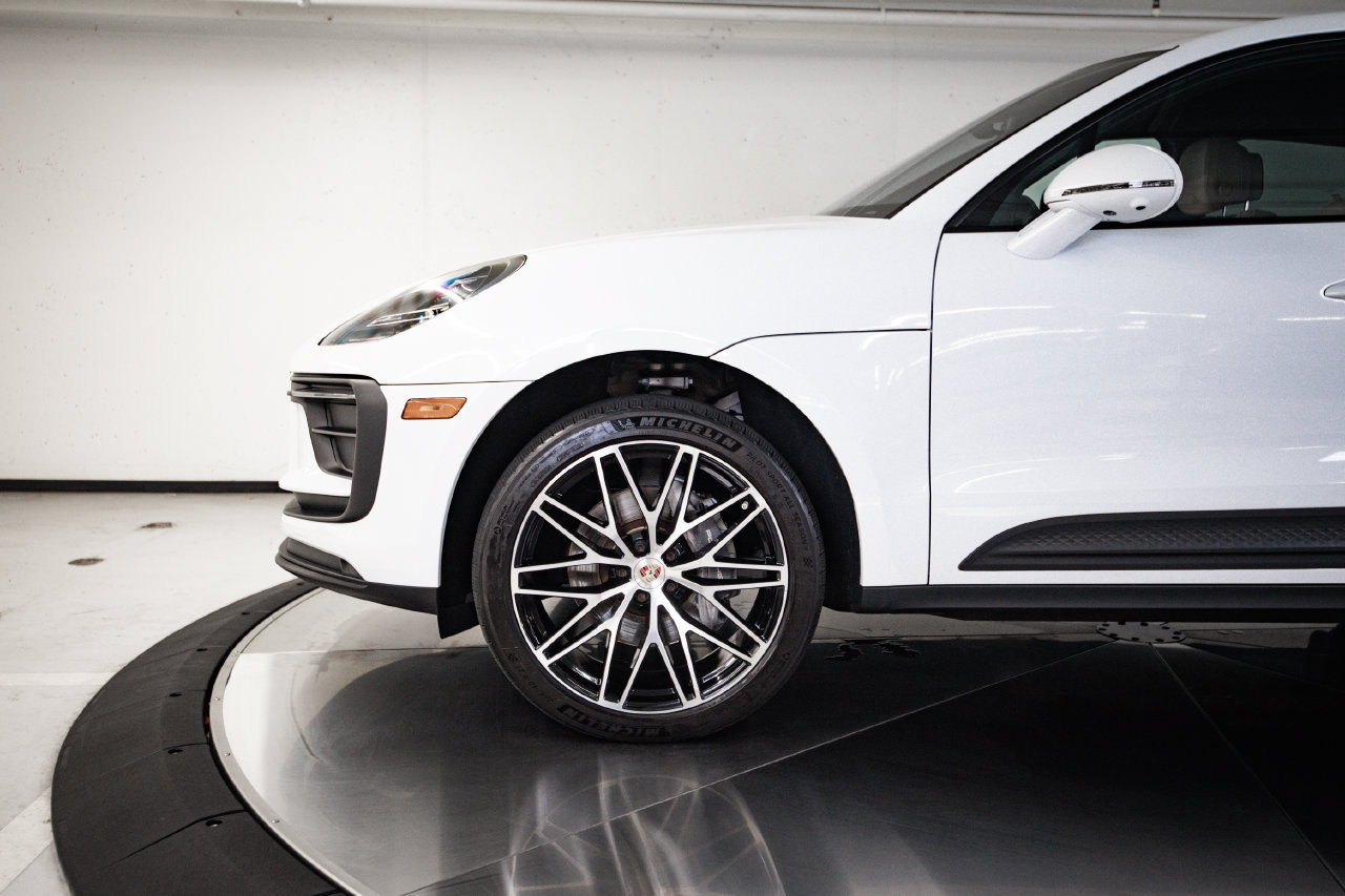 Certified 2023 Porsche Macan AWD/4WD image 11