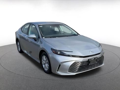 Used 2025 Toyota Camry LE image 3