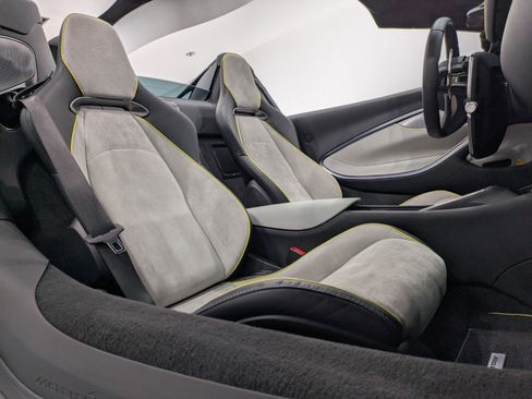 Used 2025 McLaren Artura Spider image 21