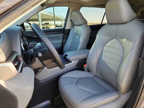 Used 2024 Toyota Highlander XLE image 15