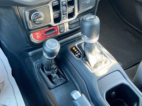 New 2025 Jeep Wrangler Unlimited Rubicon w/ Convenience Group AWD/4WD image 17