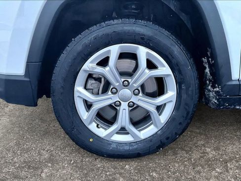 Used 2024 Jeep Compass Latitude image 9