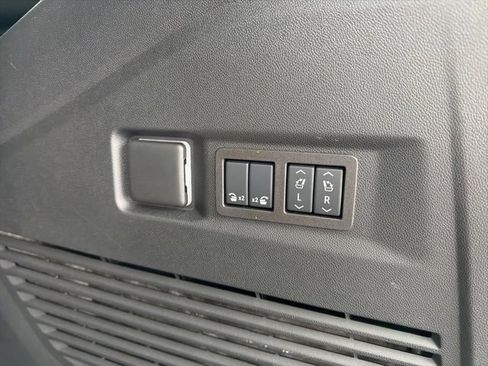 Used 2025 Chevrolet Tahoe High Country image 34