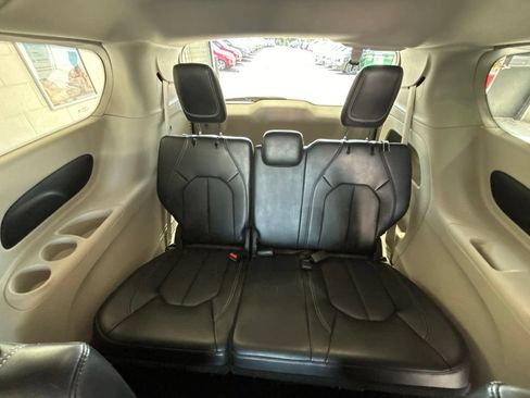 Used 2024 Chrysler Pacifica Touring-L FWD image 20