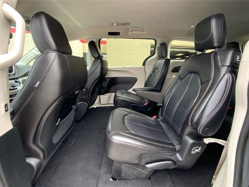 Used 2023 Chrysler Pacifica Touring-L FWD image 11