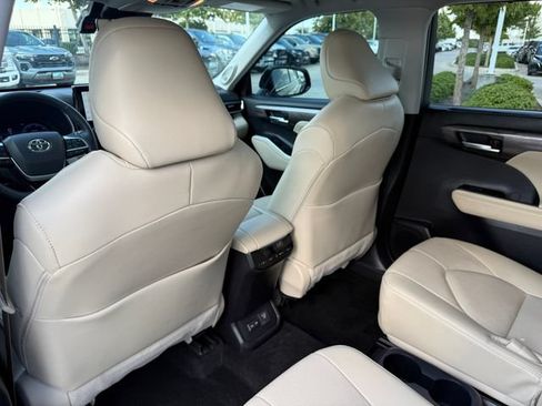Used 2025 Toyota Highlander Limited AWD/4WD image 30