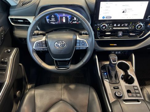Used 2024 Toyota Highlander Platinum image 14