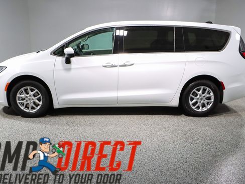 Used 2023 Chrysler Pacifica Touring-L image 10