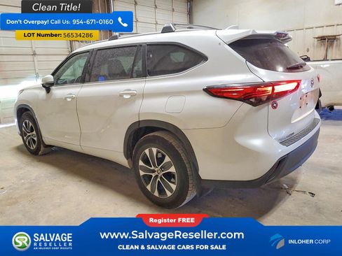 Used 2023 Toyota Highlander XLE FWD image 3