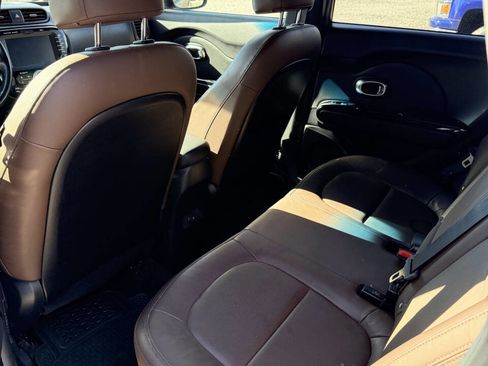 Used 2017 Kia Soul + image 8