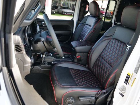 Used 2024 Jeep Gladiator Rubicon w/ Technology Group AWD/4WD image 3