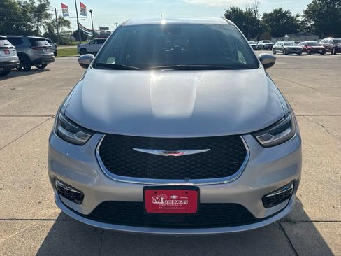 Used 2023 Chrysler Pacifica Touring-L FWD image 8