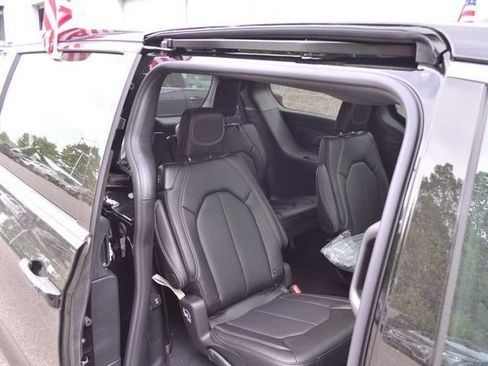 New 2027 Chrysler Pacifica Select AWD/4WD image 33