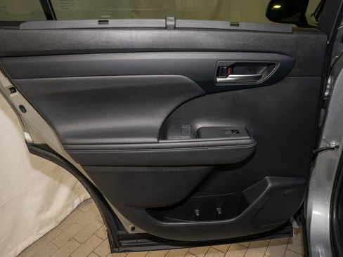 Used 2024 Toyota Highlander XLE image 12