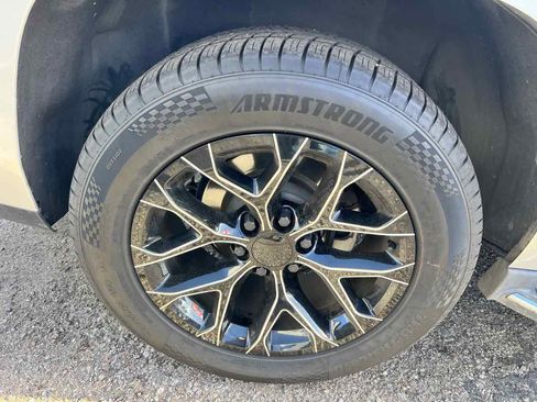 Used 2017 GMC Yukon SLE w/ Convenience Package image 5