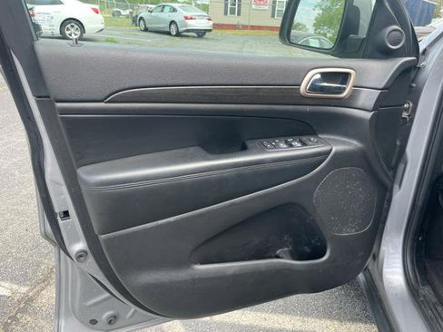 Used 2017 Jeep Grand Cherokee Laredo w/ Quick Order Package 23E image 9