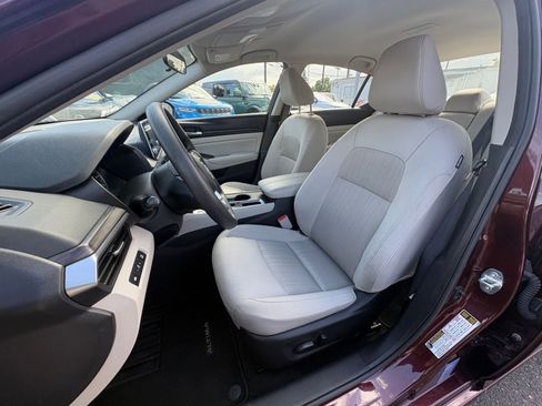 Used 2025 Nissan Altima 2.5 SV FWD image 37